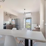 דירה Almyra Residences